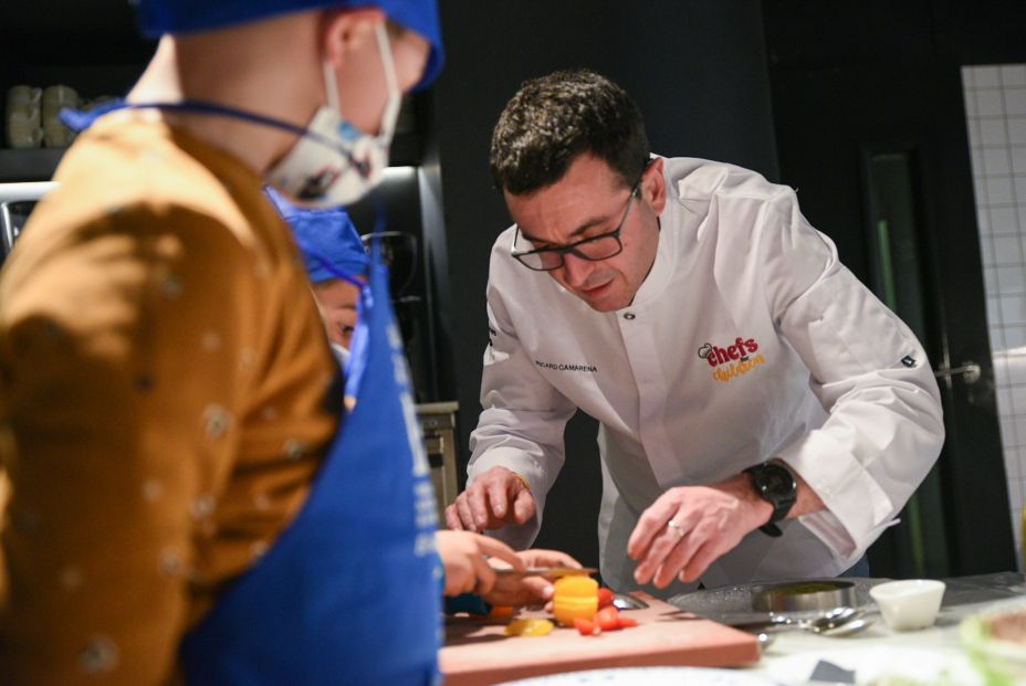 EuropaPress 4266102 chef valenciano ricard camarena primer taller cocina chefsforchildren ninos EuropaPress 4266102 chef valenciano ricard camarena primer taller cocina chefsforchildren ninos