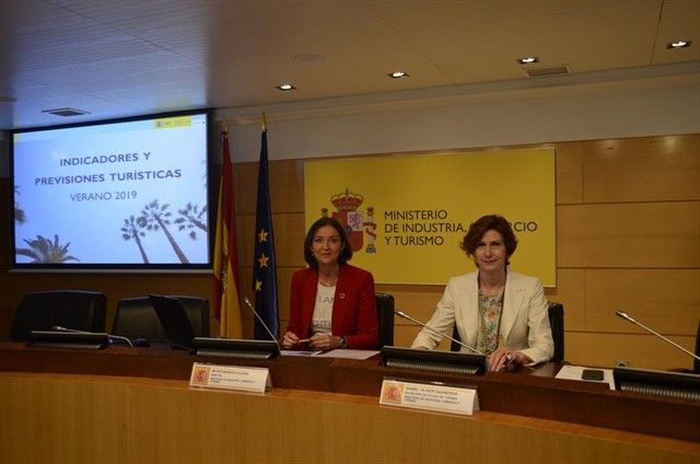 Reyes Maroto e Isabel Oliver durante la presentación de las previsiones turísticas para verano