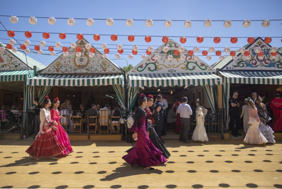 EuropaPress 5145752 flamencas pasean real feria 24 abril 2023 sevilla andalucia espana ambiente