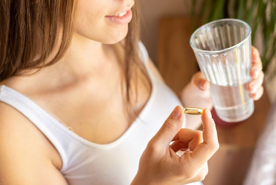 Las mujeres suelen tener más efectos secundarios al tomar un medicamento, según un estudio español