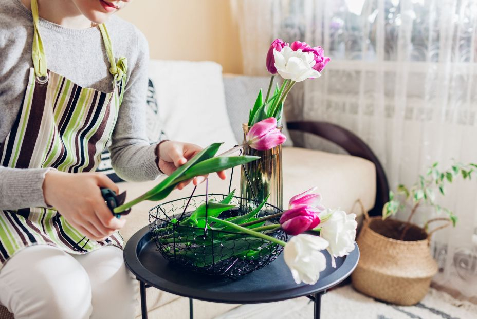 bigstock Woman Arranges Bouquet Of Tuli 473657573