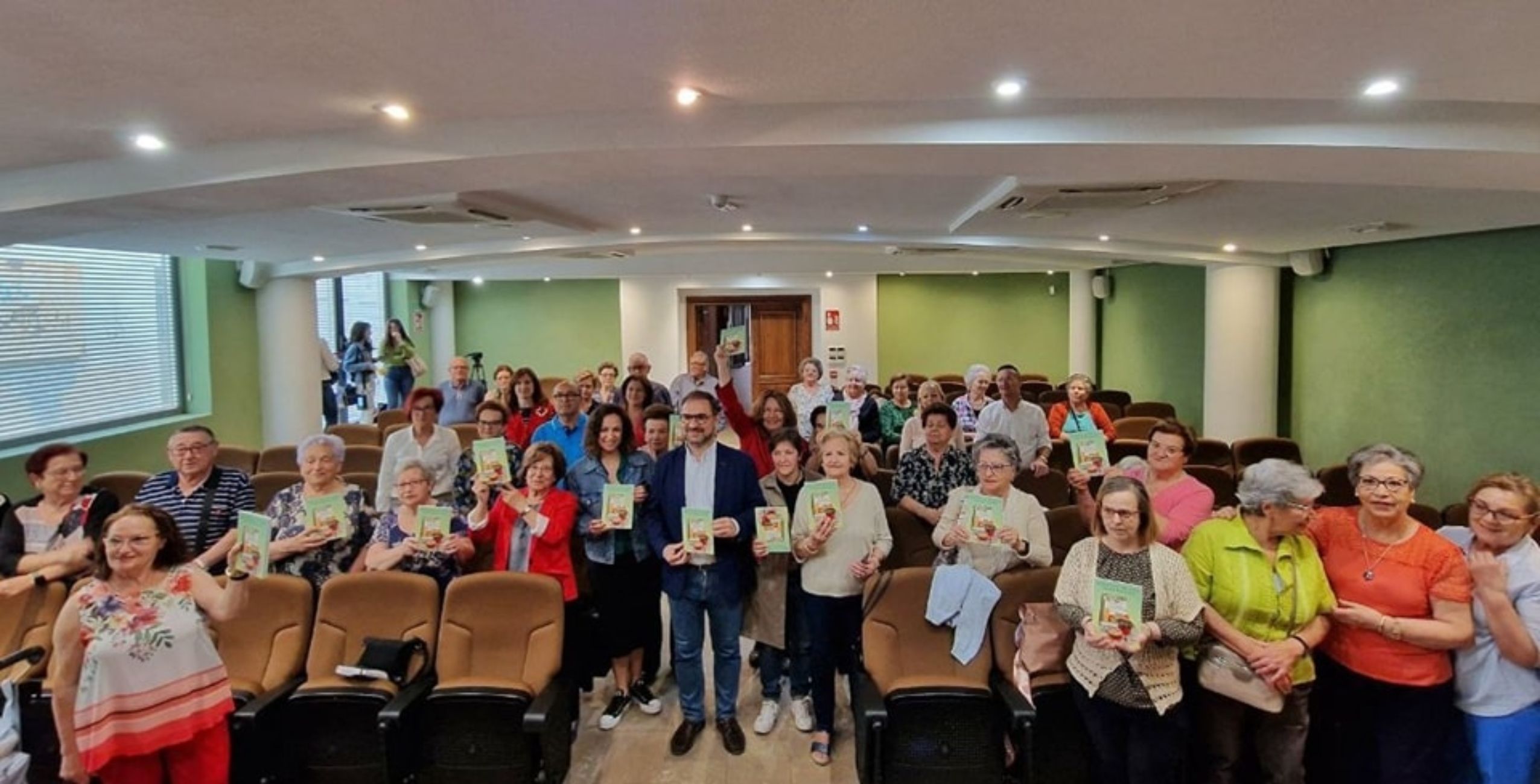 Más de 70 mayores fusionan sus comidas caseras en el libro 'Recetas de una generación'