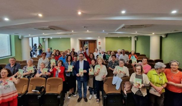 Más de 70 mayores fusionan sus comidas caseras en el libro 'Recetas de una generación'