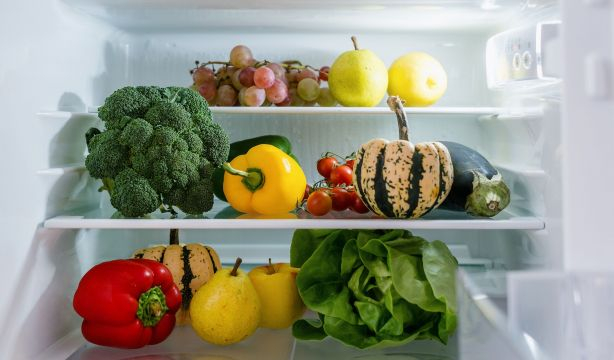 Dónde colocar cada alimento en la nevera para evitar intoxicaciones alimentarias