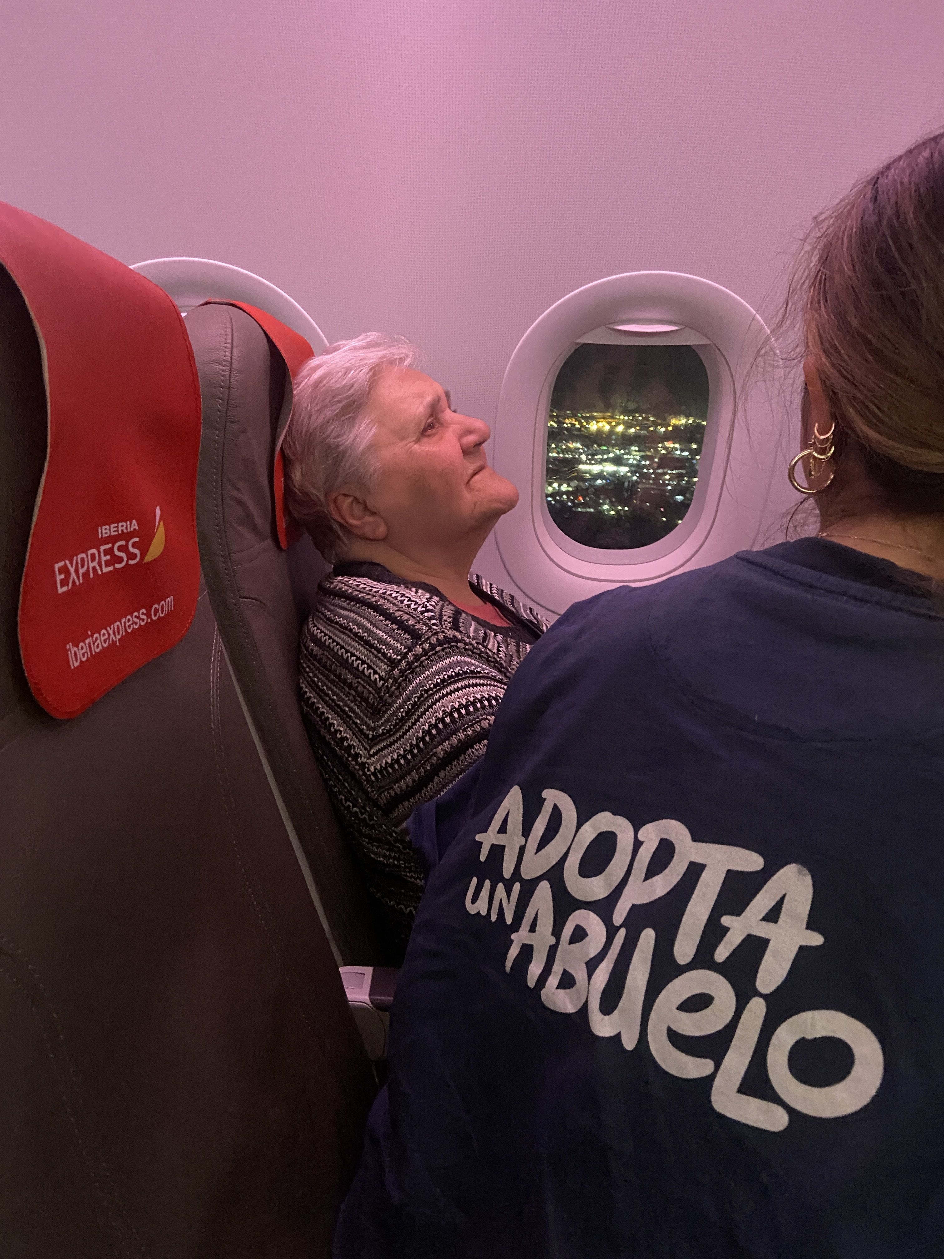VÍDEO: Ángeles cumple a los 83 años su sueño de volar en avión por primera vez