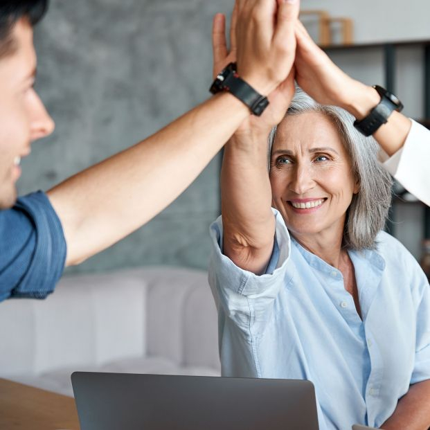 Mayores y jóvenes: cooperación intergeneracional. Foto: Bigstock