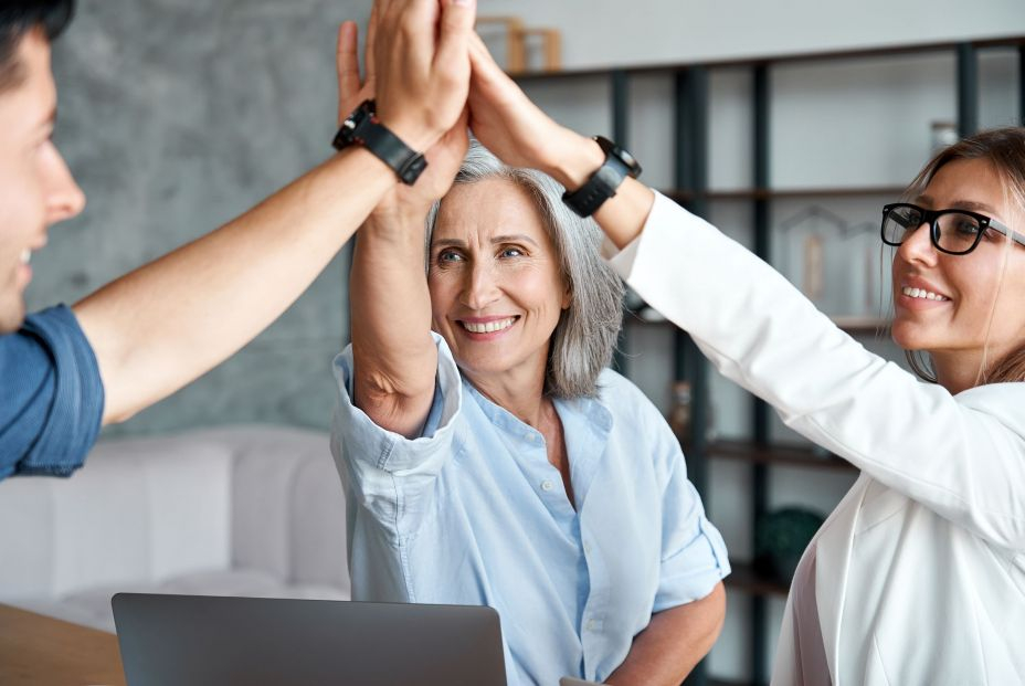 Mayores y jóvenes: cooperación intergeneracional. Foto: Bigstock