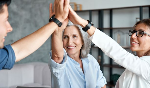 Mayores y jóvenes: cooperación intergeneracional. Foto: Bigstock