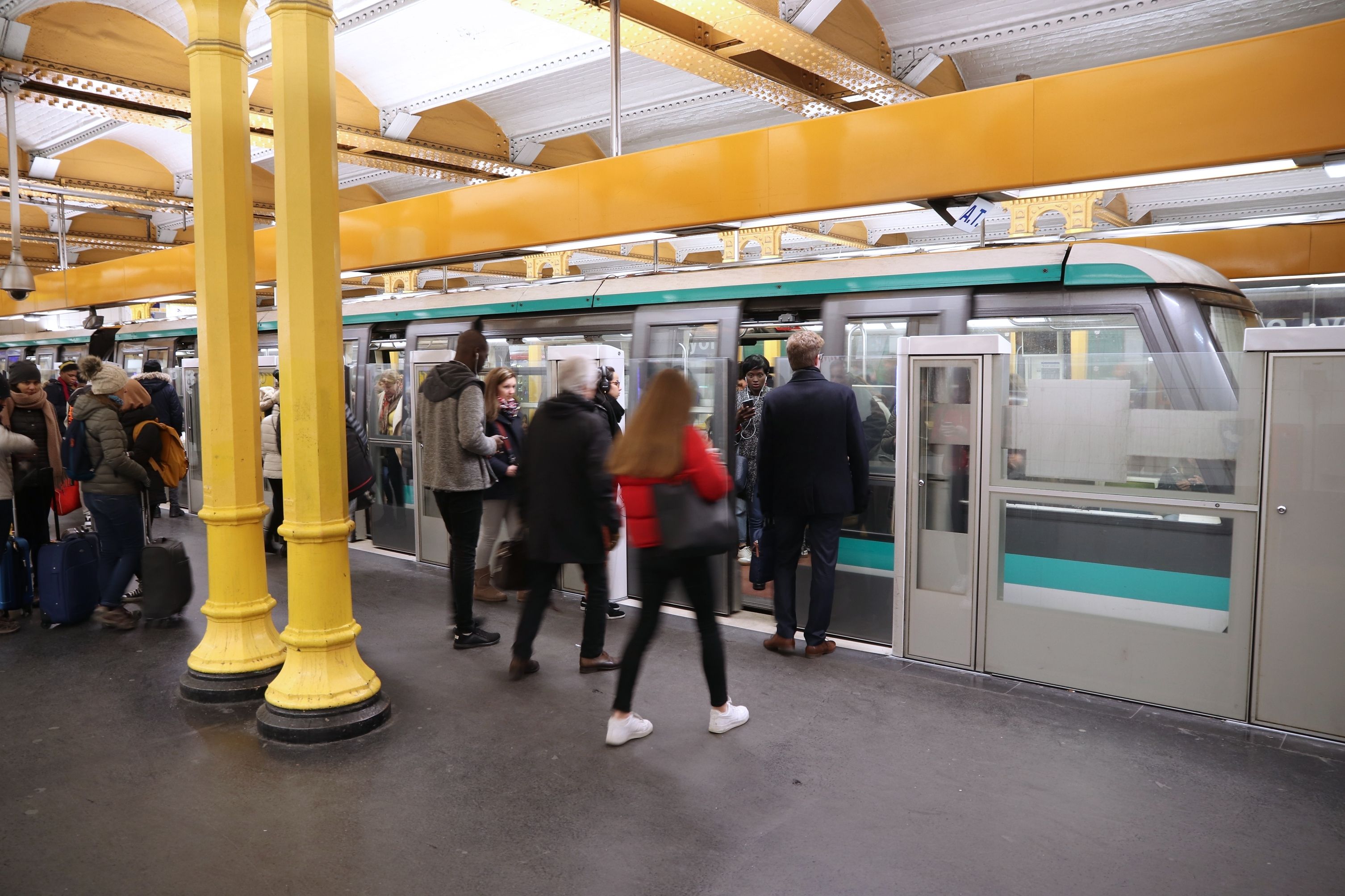 Muere arrastrada tras quedar su ropa enganchada en un vagón del metro de París Muere arrastrada tras quedar su ropa enganchada en un vagón del metro de París