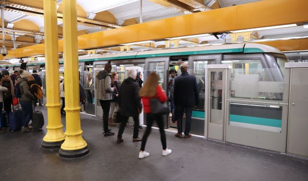 Muere arrastrada tras quedar su ropa enganchada en un vagón del metro de París