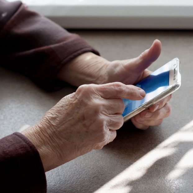 El PSOE propone crear oficinas de atención presencial a mayores "para evitar la brecha digital". Foto: Bigstock