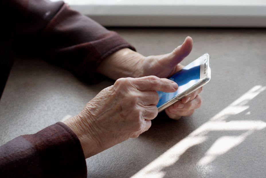 El PSOE propone crear oficinas de atención presencial a mayores "para evitar la brecha digital". Foto: Bigstock