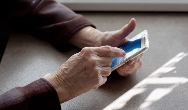 El PSOE propone crear oficinas de atención presencial a mayores "para evitar la brecha digital". Foto: Bigstock