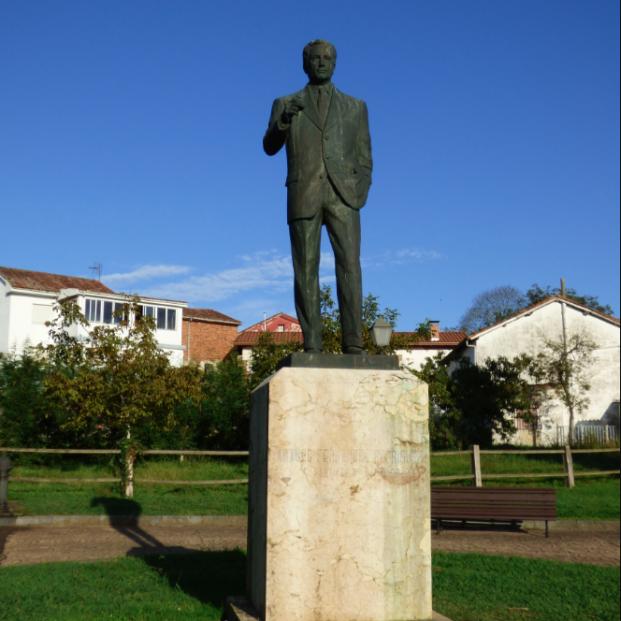 Monumento a Arturo Fernández en Priañes (Oviedo). Obra del escultor Santiago de Santiago.