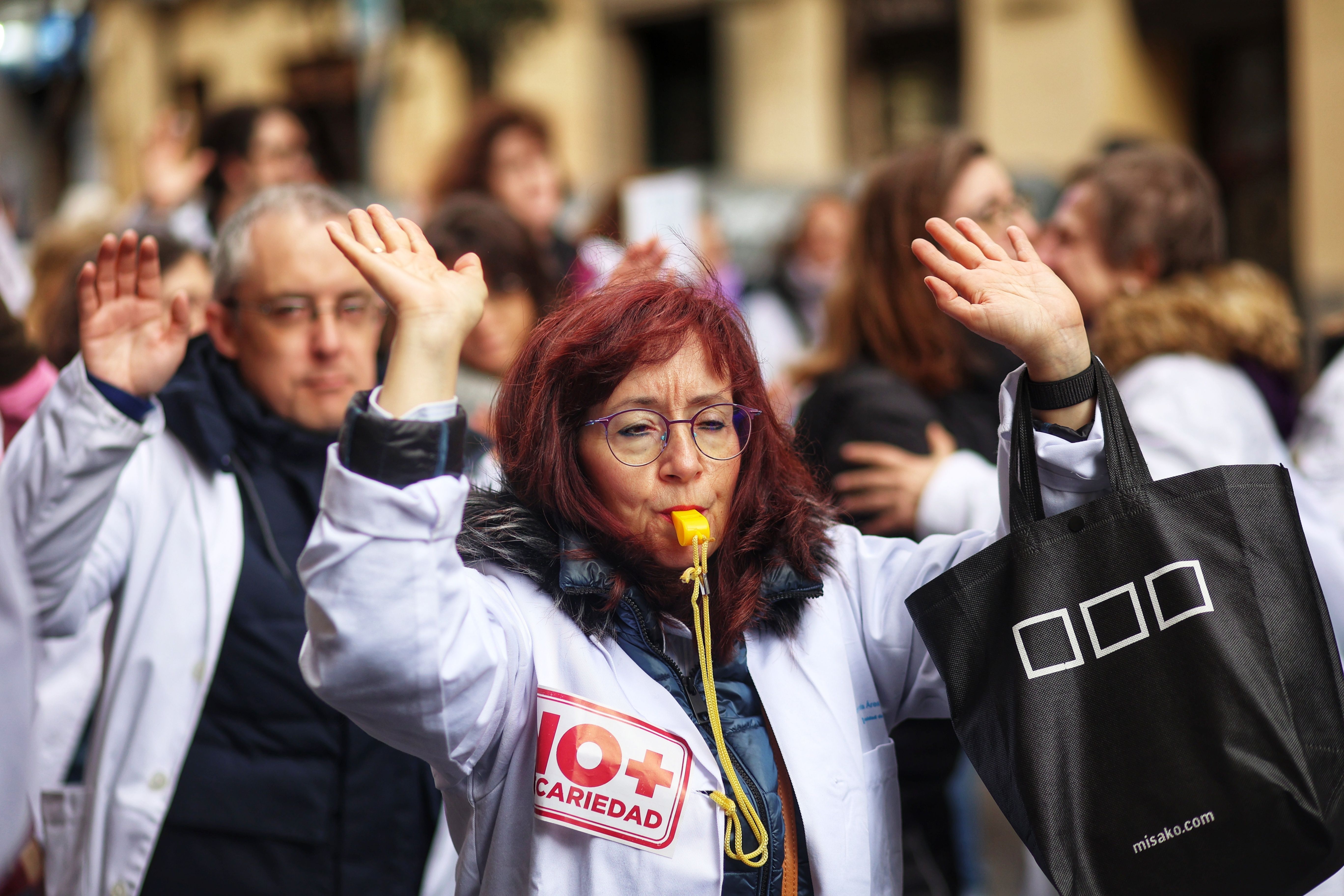 Los médicos, en pie de guerra por el plan del Gobierno de aumentar las guardias hasta los 60 años