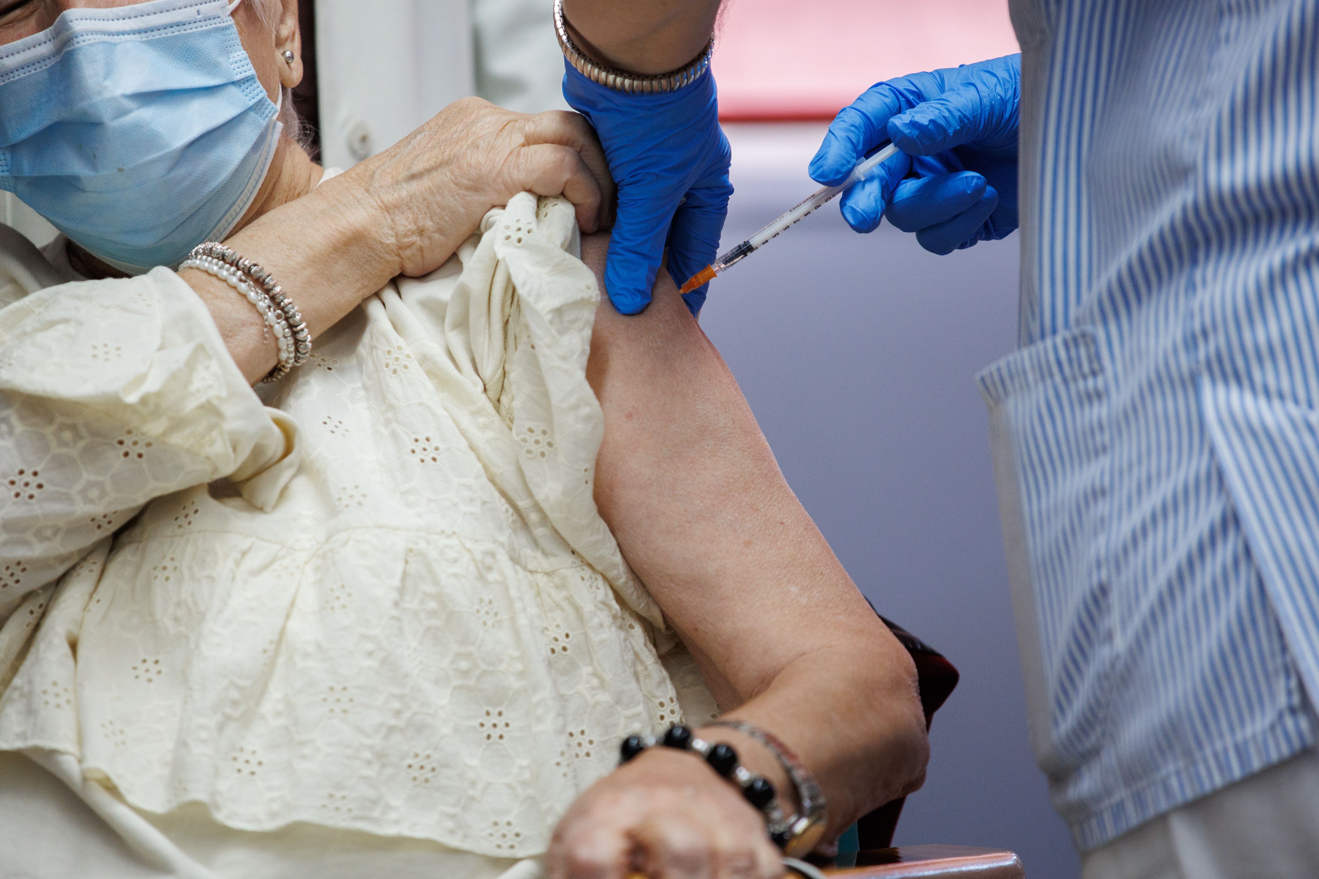 Se buscan voluntarios de 65 años o más para evaluar la doble vacuna de gripe y Covid