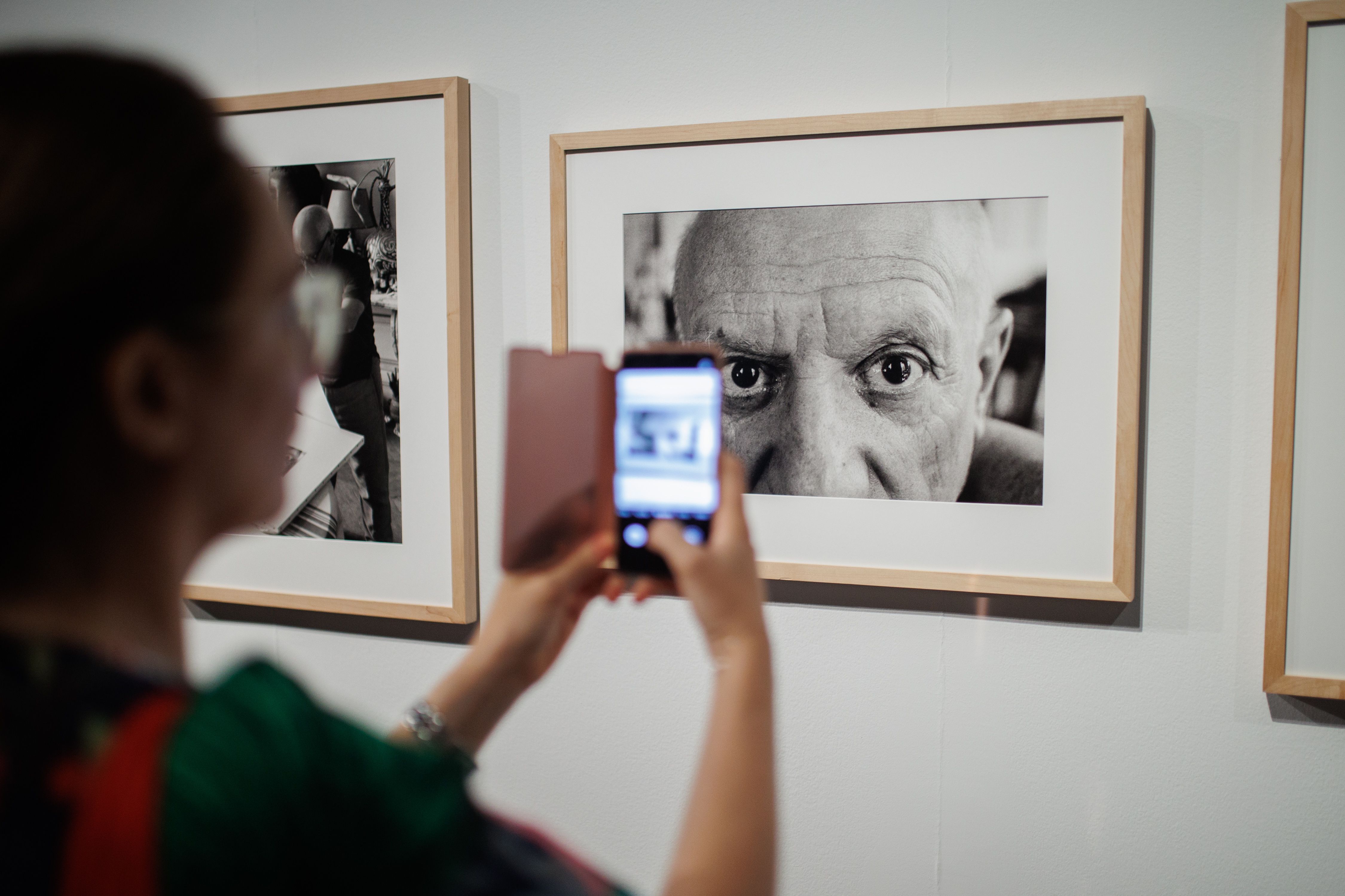 La vida y el trabajo de Picasso llegan al Fernán Gómez en forma de exposición fotográfica