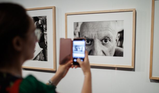 La vida y el trabajo de Picasso llegan al Fernán Gómez en forma de exposición fotográfica