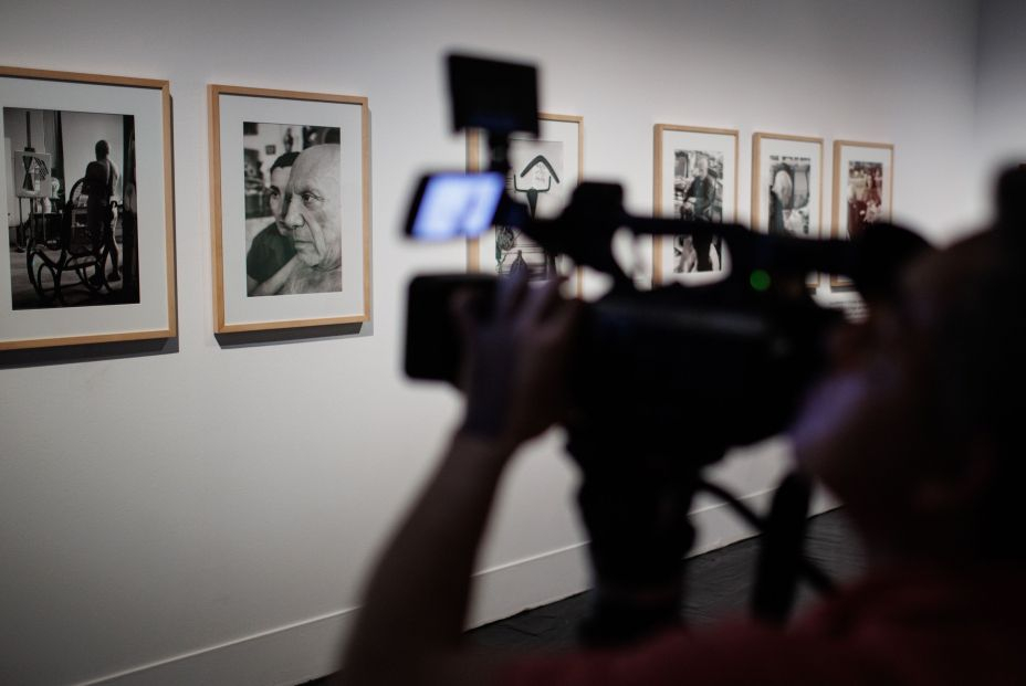 La vida y el trabajo de Picasso llegan al Fernán Gómez en forma de exposición fotográfica