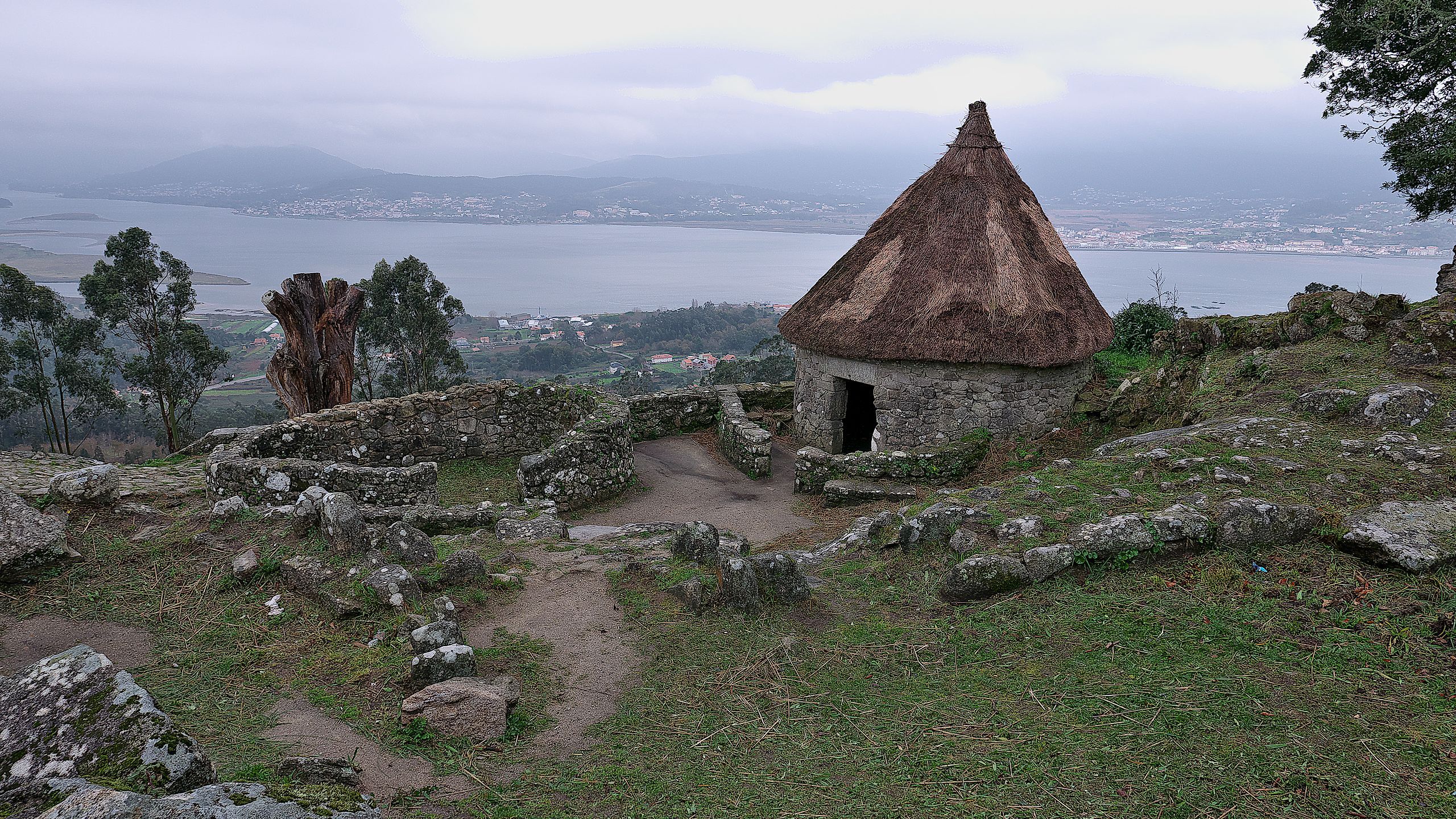 Viaje mágico al pasado de Galicia: petroglifos, dólmenes y castros. (Castro de Santa Tecla, cabaña Wikipedia)
