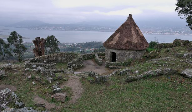 Viaje mágico al pasado de Galicia: petroglifos, dólmenes y castros. (Castro de Santa Tecla, cabaña Wikipedia)
