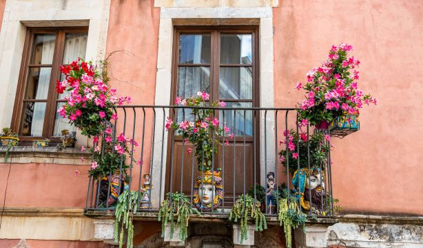 Tendencias 2023 balcones: pon una Testa Di Moro, al estilo White Lotus