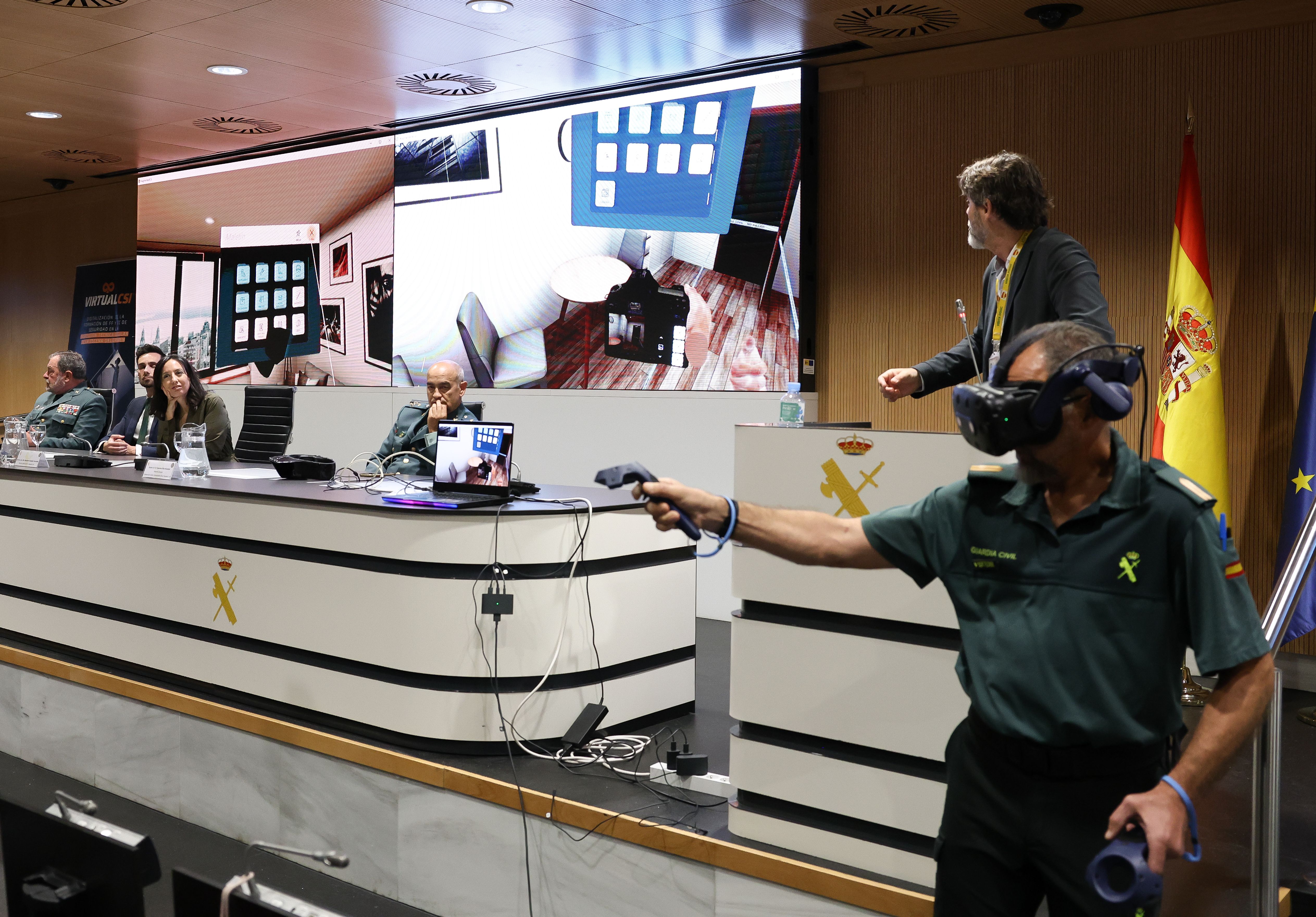 La Guardia Civil comienza a formarse con un simulador que recrea virtualmente escenas de un crimen