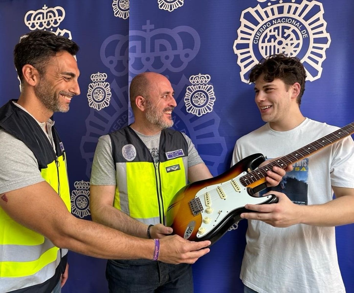 Recupera una guitarra de 1962 robada hace cuatro años tras ver un anuncio en una app de compraventas