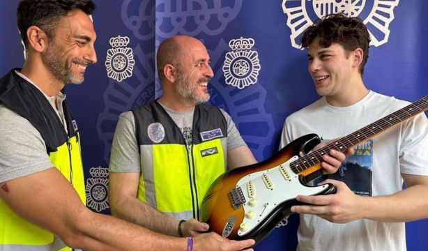 Recupera una guitarra de 1962 robada hace cuatro años tras ver un anuncio en una app de compraventas