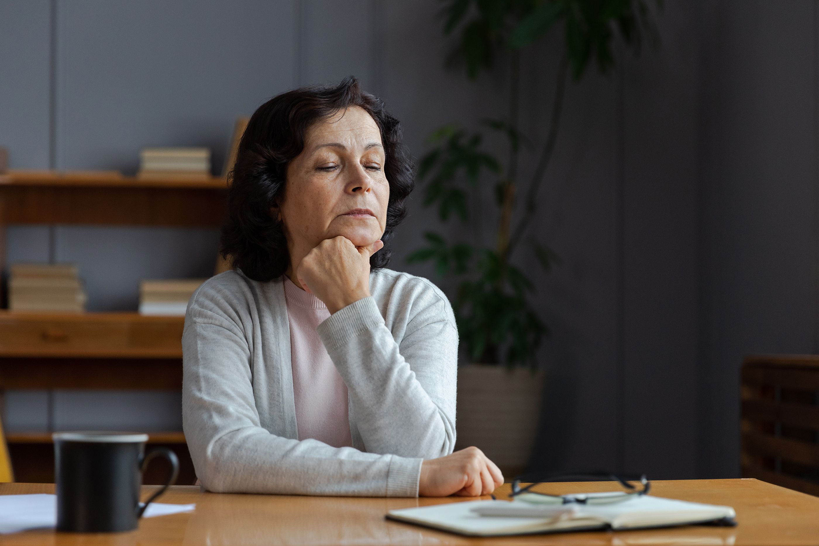 Qué es la defusión cognitiva y cómo puede ayudarnos a salir de los pensamientos obsesivos