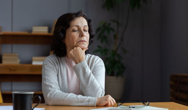 Qué es la defusión cognitiva y cómo puede ayudarnos a salir de los pensamientos obsesivos