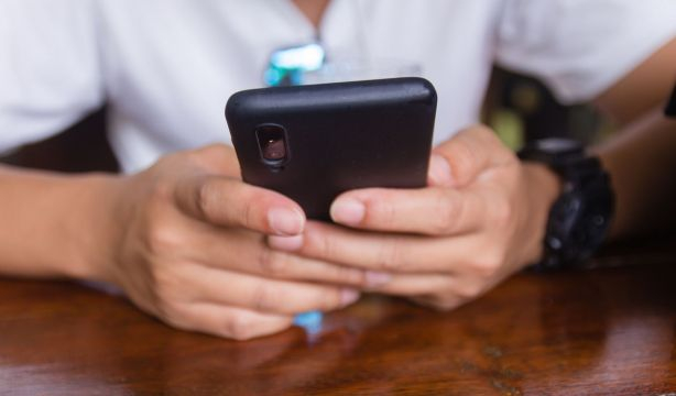 Un nuevo LED transforma los teléfonos móviles en potentes microscopios