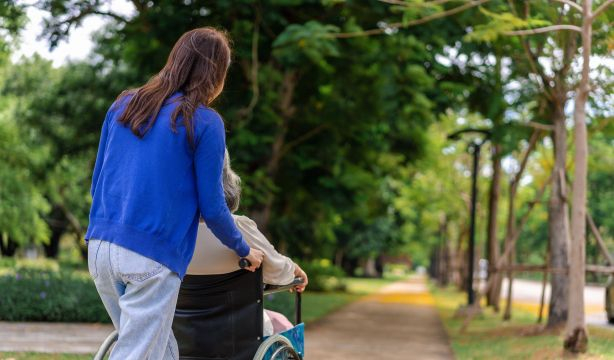 ¿Cuánto cobra un cuidador de personas mayores?