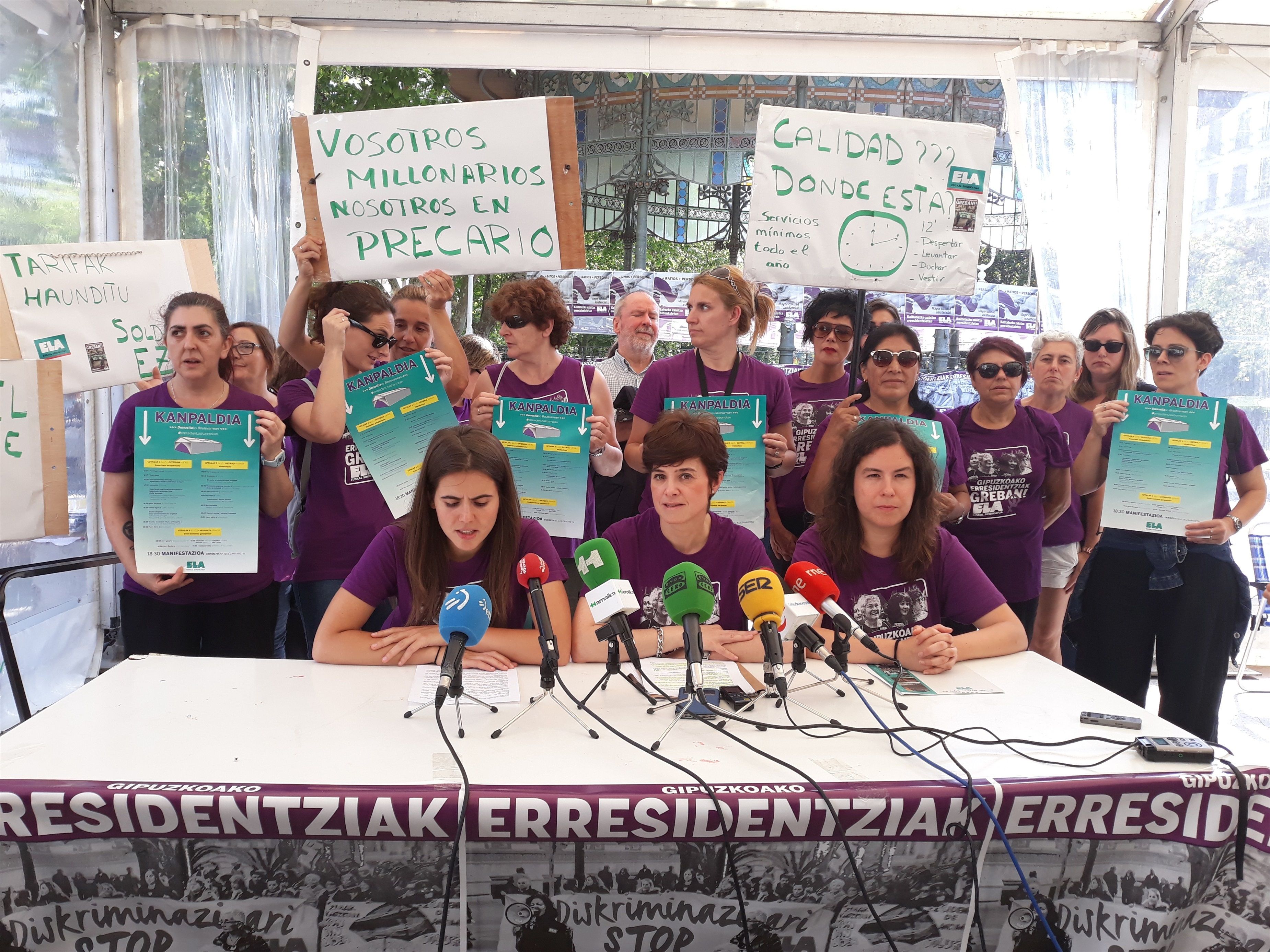 Trabajadoras de residencias de Guipúzcoa en huelga inician una acampada de dos días en San Sebastián