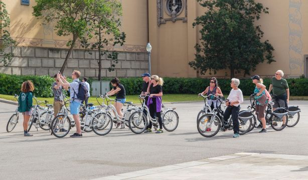 Los mayores de Barcelona, "preocupados" por la ciudad 100% ciclista de Colau