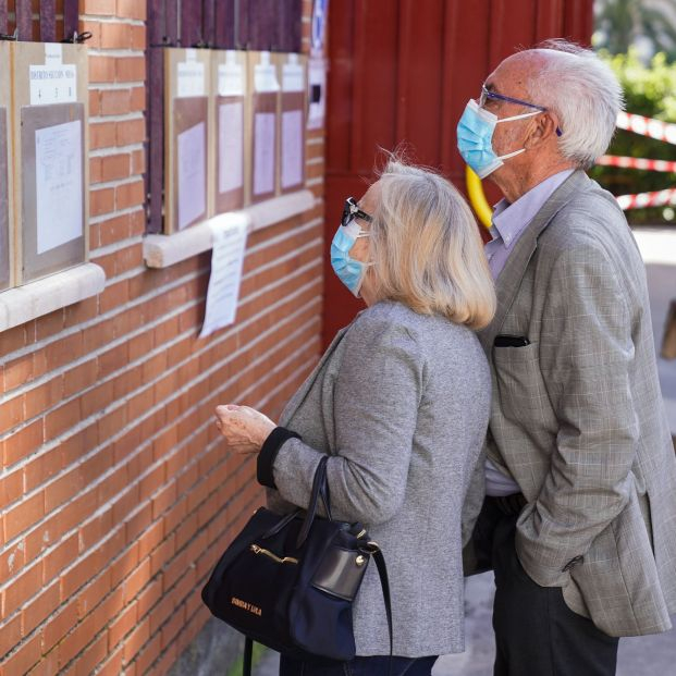 EuropaPress 3685966 dos personas observan listados puertas colegio rosalia castro mayo 2021