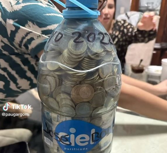 Una madre ahorra una increíble cantidad de monedas para la boda de su hijo. Foto: TikTok