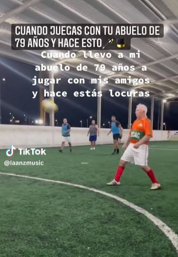 VÍDEO: Lleva a su abuelo a jugar un partido de fútbol y esto es lo que sucedió. Foto: TikTok