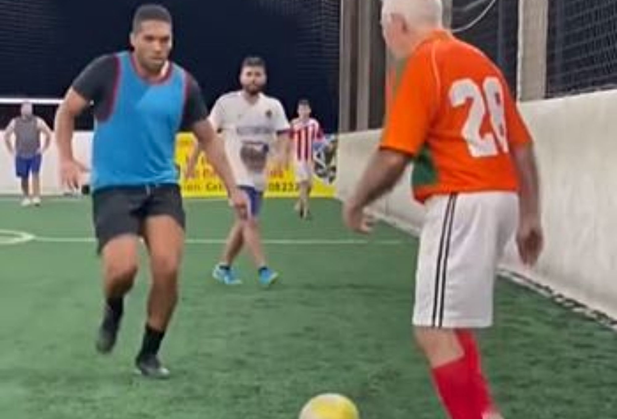 VÍDEO: Lleva a su abuelo a jugar un partido de fútbol y esto es lo que sucede. Foto: TikTok