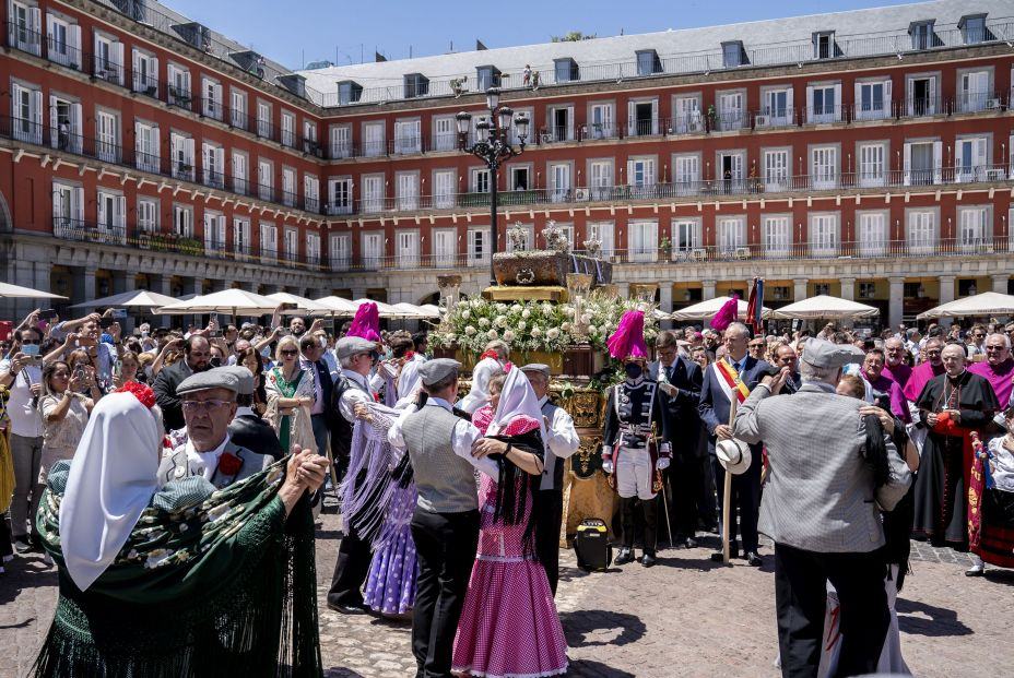 EuropaPress 4482728 varias parejas chulapos chulapas homenajean cuerpo san isidro paso plaza