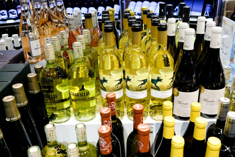 EuropaPress 2295584 stand botellas vino blanco seccion vinos supermercado