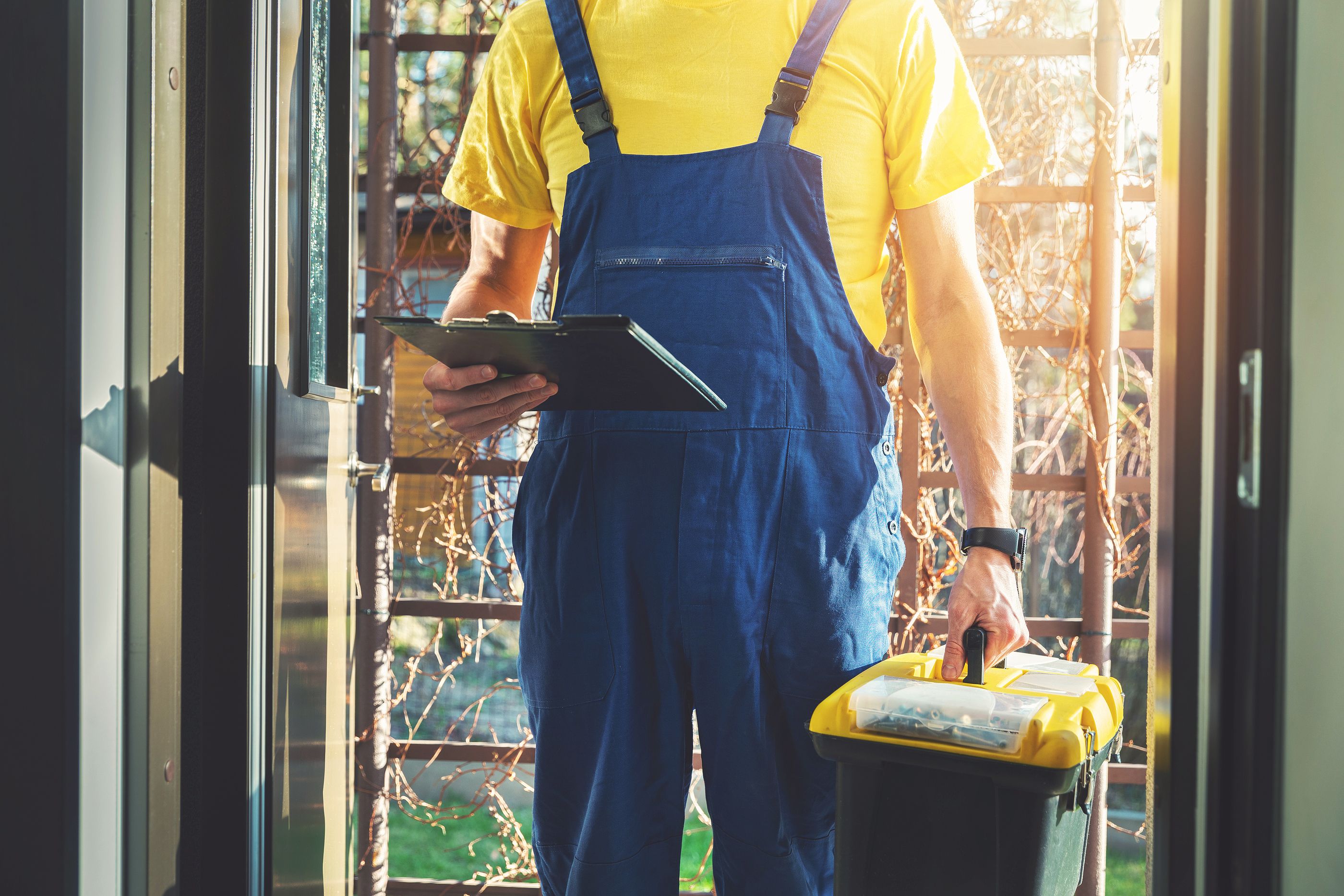 Alertan de nuevo de falsos revisores de luz y gas que entran en casas de mayores para robarles. Foto: Bigstock