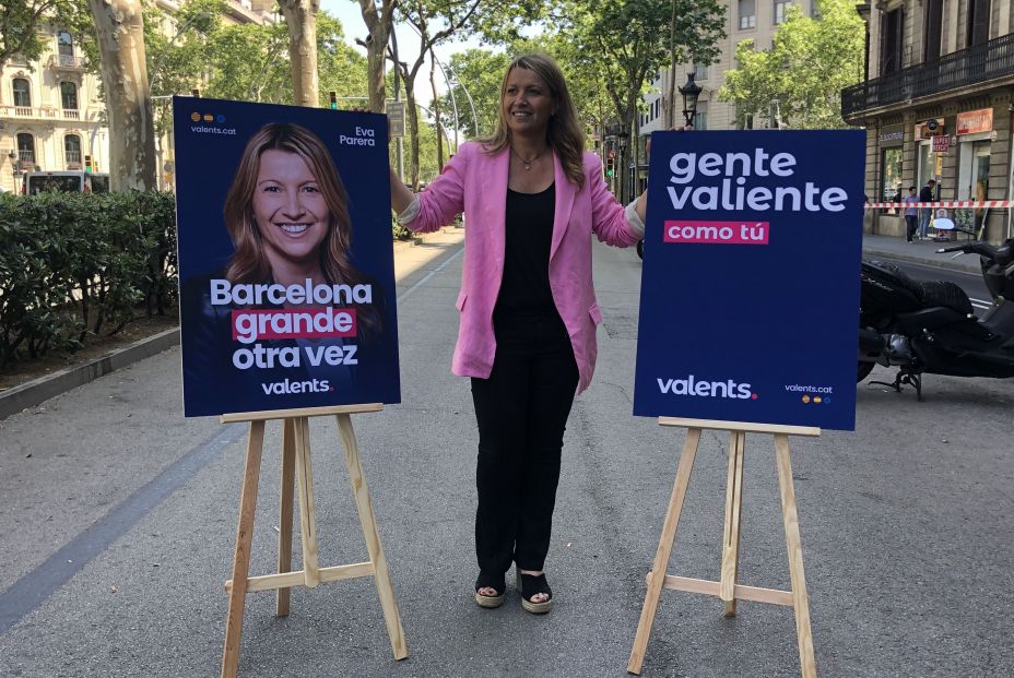 EuropaPress 5187375 alcaldable valents barcelona eva parera junto cartel campana electoral