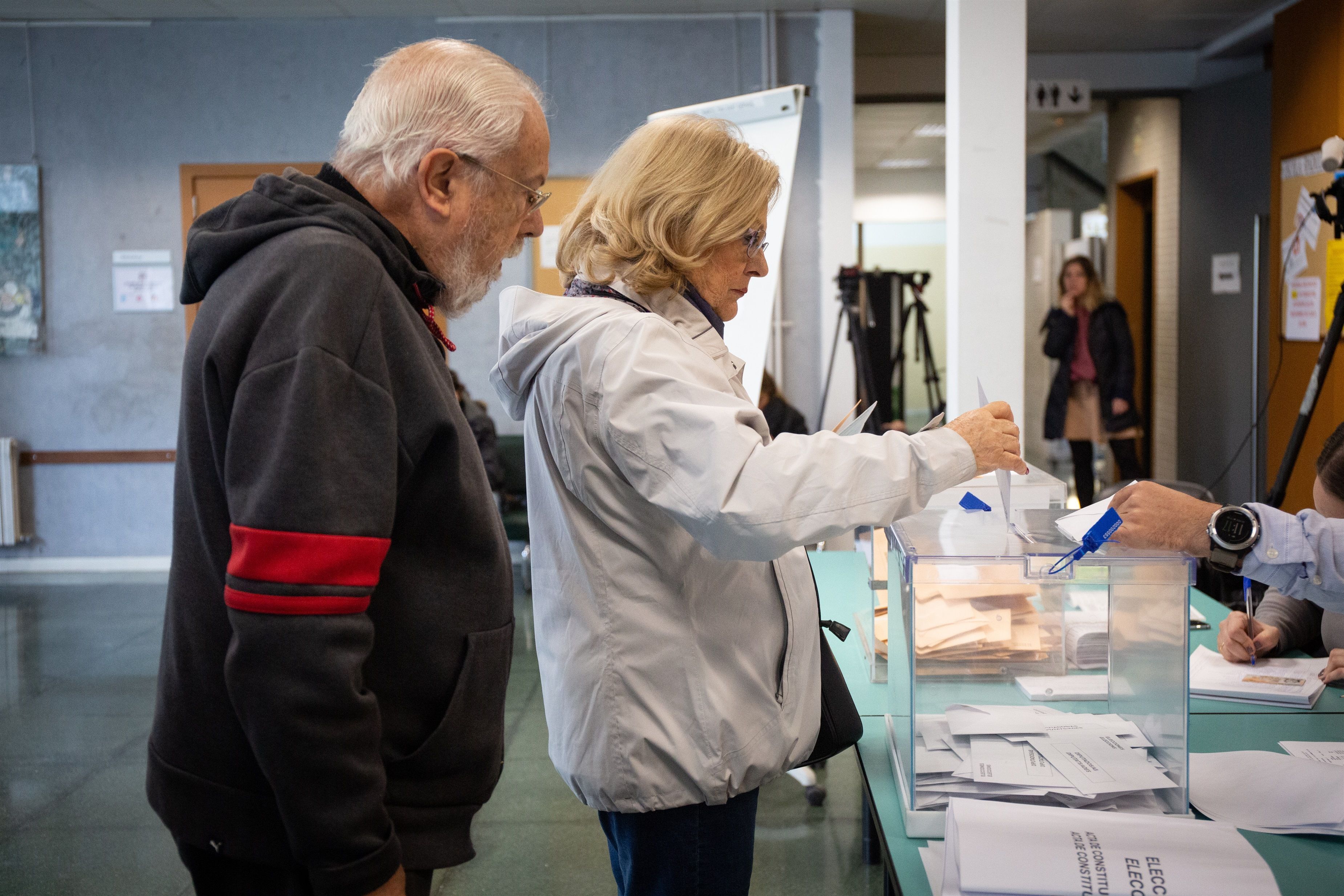 EuropaPress 2479018 jornada electoral 10n colegio barcelona