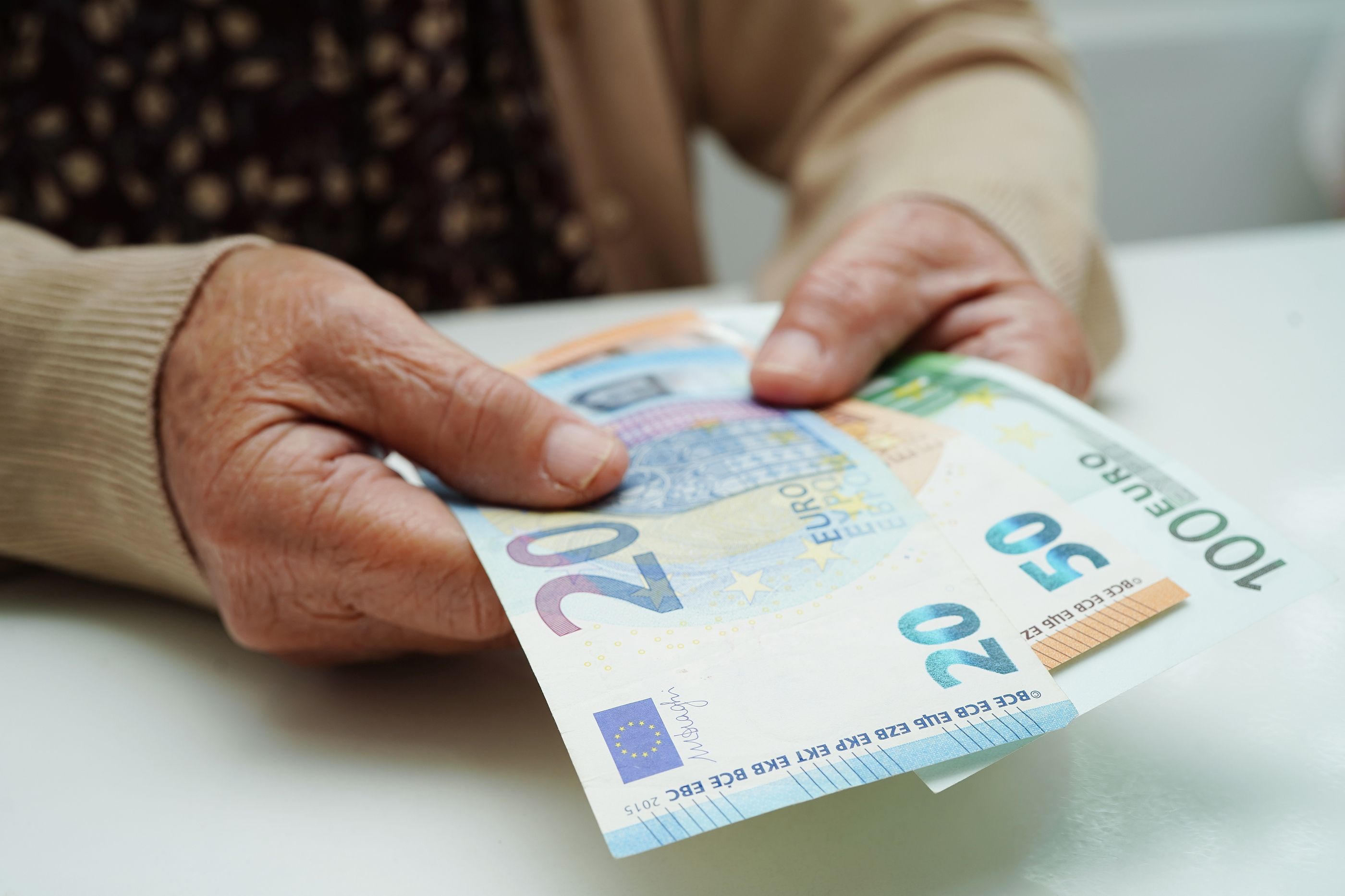 Pensiones no contributivas: las nóminas más bajas se cobran en Galicia, Navarra y Aragón, con 490€
