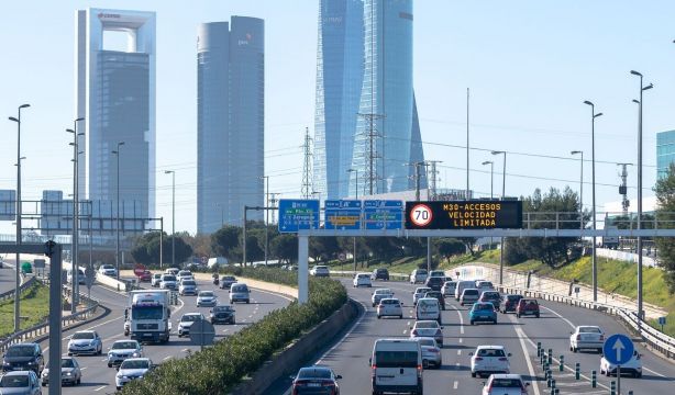 Así puedes saber si hay un radar oculto tras los paneles informativos de la DGT