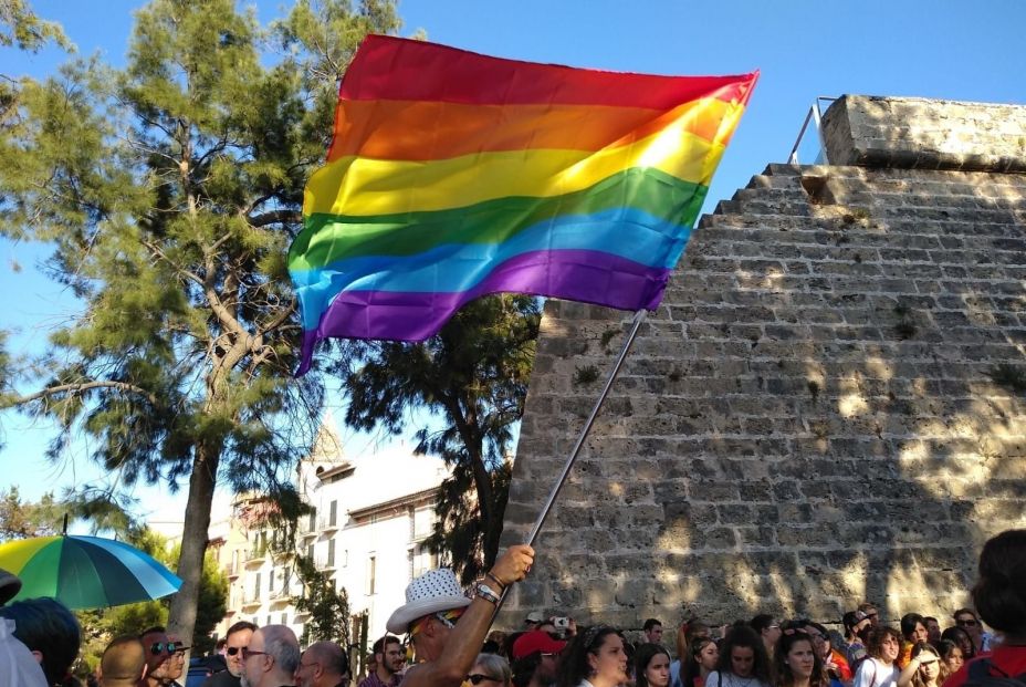 EuropaPress 2237960 Hombre con la bandera LGTBI en la manifestación del Orgullo en Palma