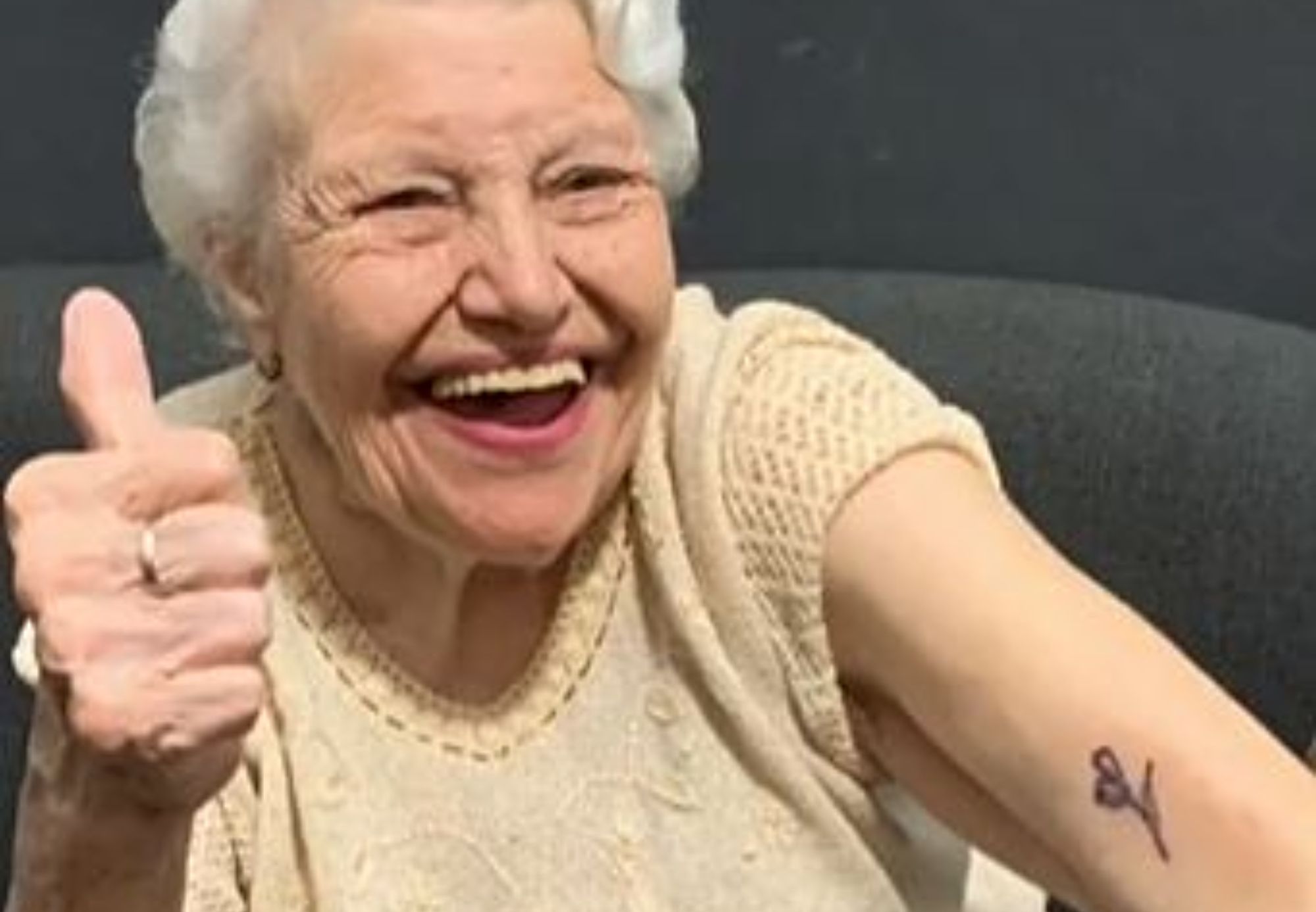 VÍDEO: Se hace un tatuaje junto a sus bisnietos a los 91 años en recuerdo de su marido fallecido. Foto: TikTok