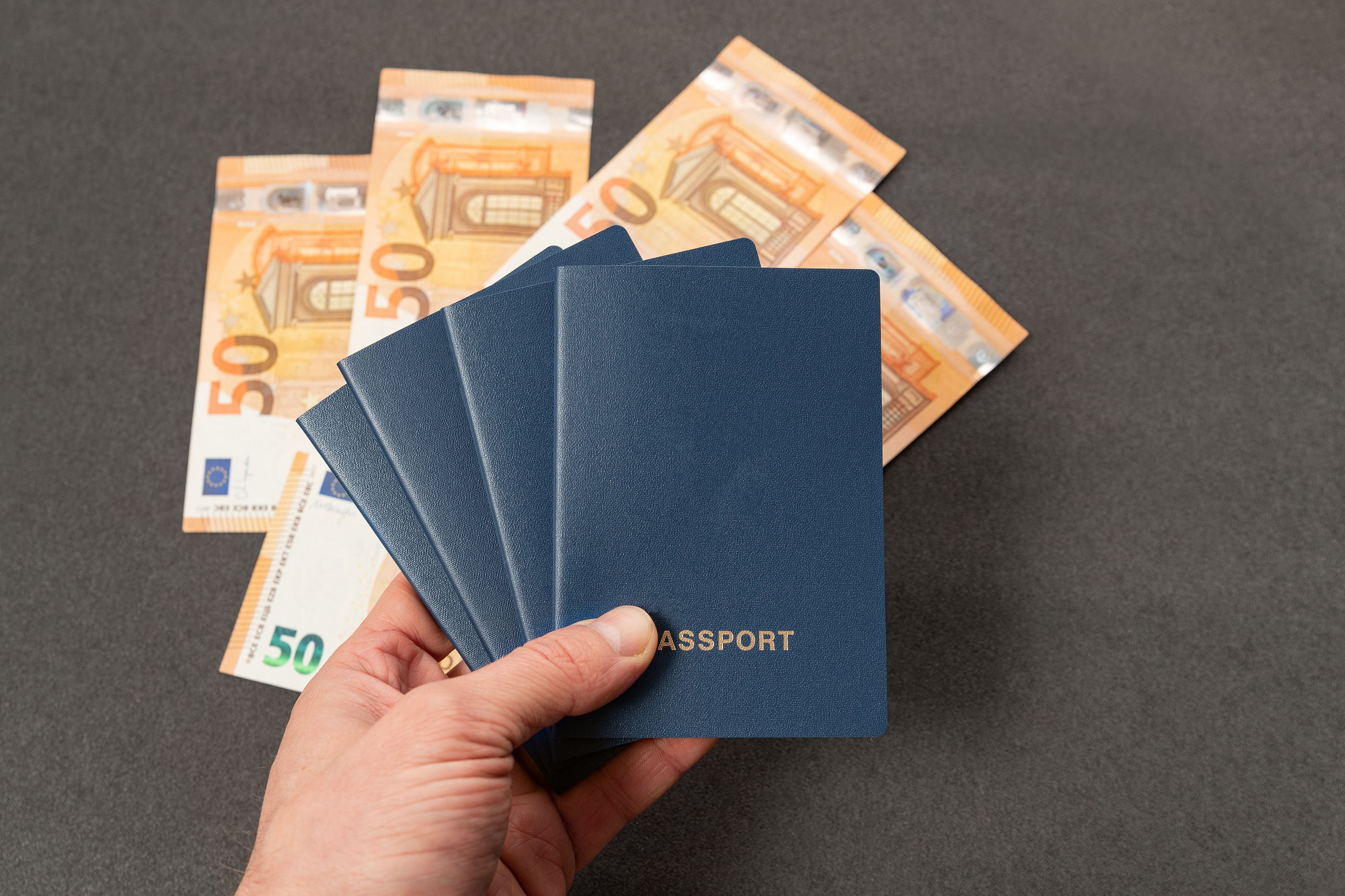 ¿Llevar dinero nacional o pagar con tarjeta? Esta es la mejor opción si viajamos al extranjero. Foto: Bigstock