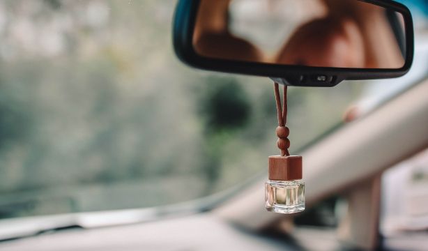 El truco del retrovisor: así puedes evitar los deslumbramientos cuando conduces
